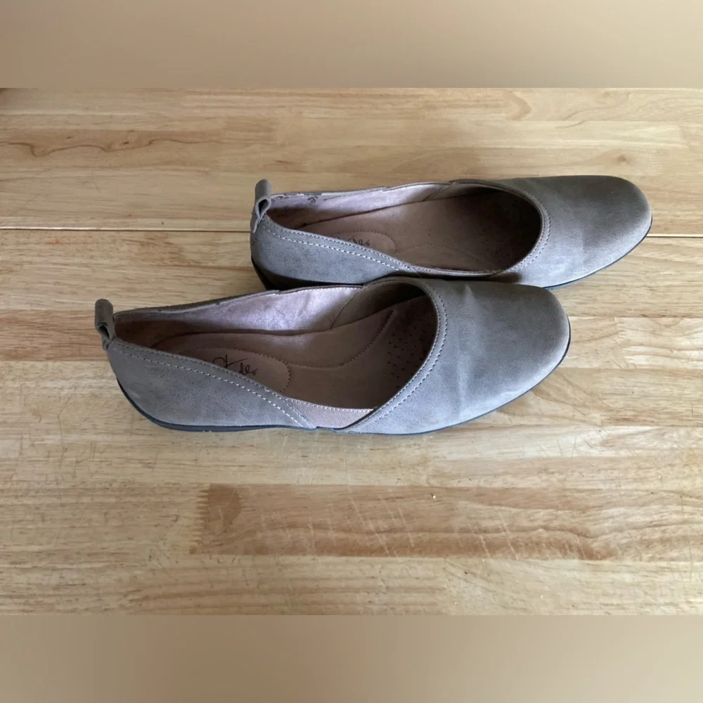 LifeStride soft system flats in size 9M in good condition light tan color